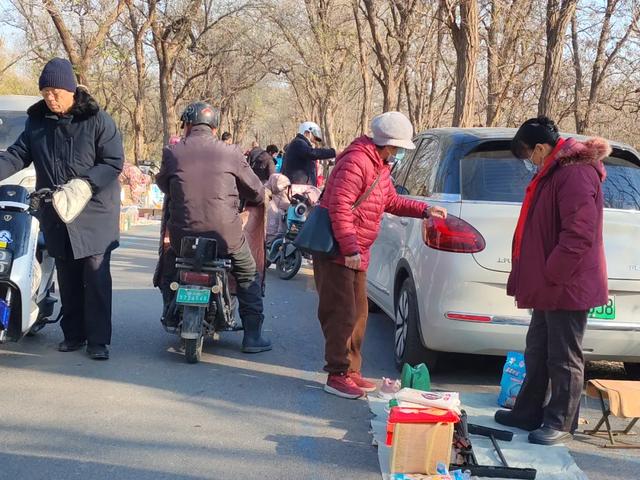 记录德州:岔河河堤上的大集,人山人海,异常热闹