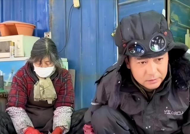 演员李飞接不到戏，"落魄"到陪母亲摆摊卖鱼	，背后的真相太现实