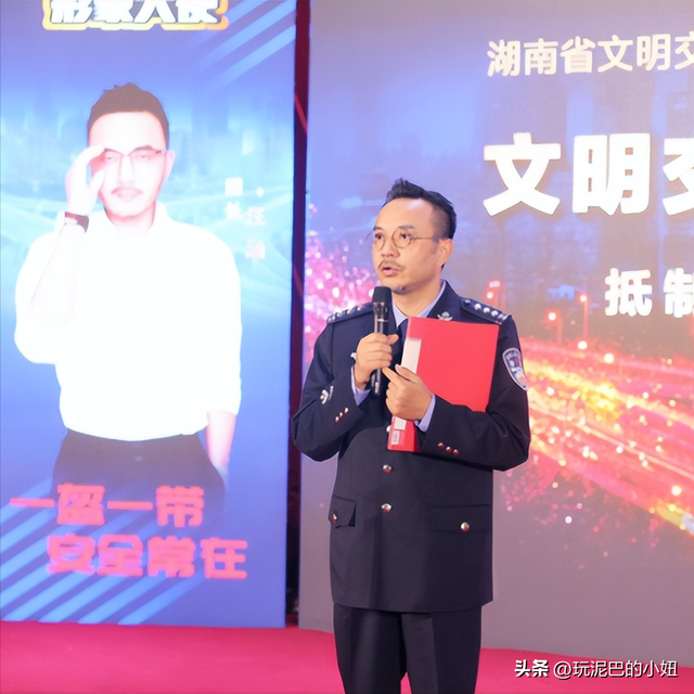 51岁汪涵现状:常年居住在长沙,穿人字拖嚼槟榔,大烟斗不离身