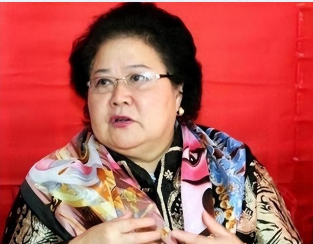 吃里爬外，永不回国？她带领30名演员选择留美，如今年过花甲归来