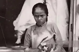 1969年，越南女子掀起上衣，给一条狗喂奶，只为赚1美元图片