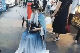 深圳涌现大量“地摊女友”，给钱就能亲，青春无售价但亲吻有？图片