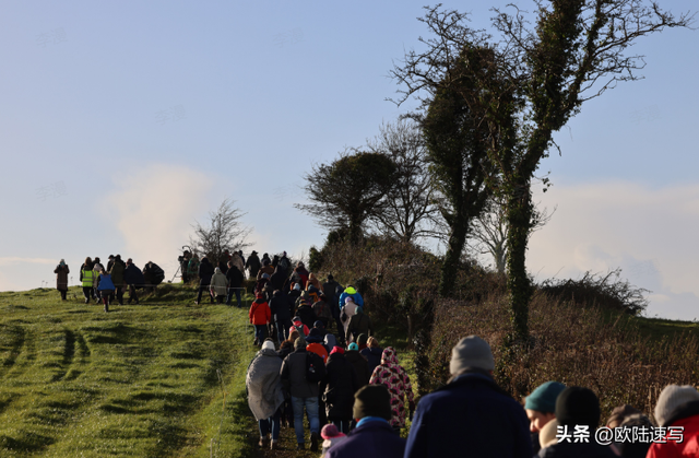 数千爱尔兰人泪别作家马根，他的骨灰将永远守护这片“神圣之地”