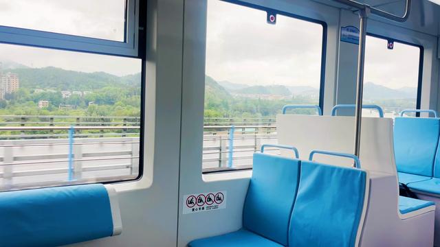 去武夷山不需要打车和公交，轻轨不仅快而且风景美