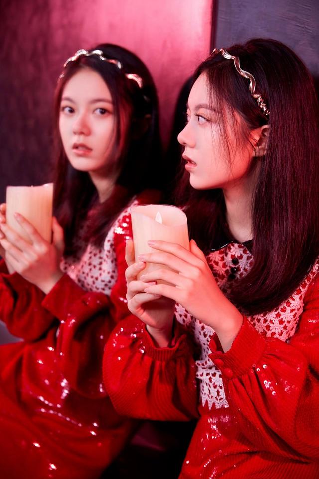 赵今麦｜梦幻少女，红衣飘逸，头饰点缀，宛如仙子降临。