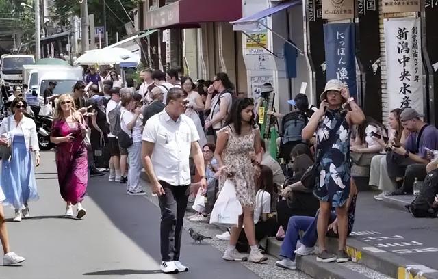 日本机场挤满了回国的人：有人提前结束行程，有人辞工返华