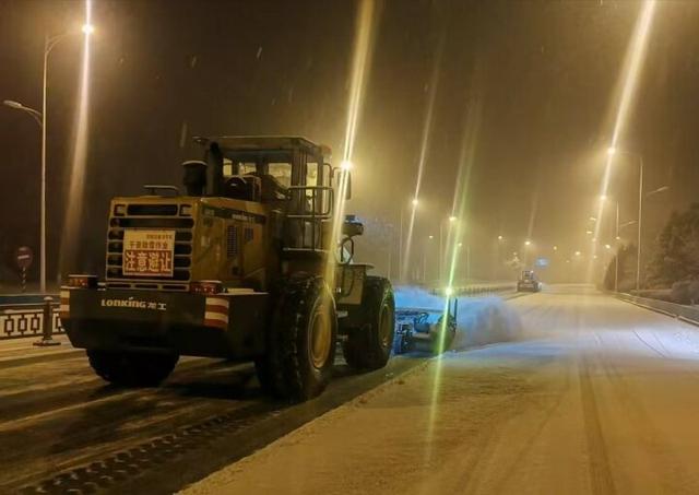 边下边清！千山风景名胜区连夜除雪保民生