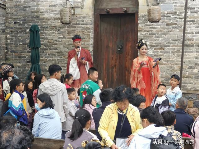 走进郑州中牟建业电影小镇，看各种特色表演，还能参与互动项目。