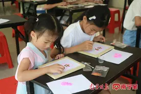 点米成画、品尝美食……社区邻里欢聚迎七夕图片