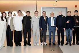 这次合影，尽管谢霆锋站边上，但也让所有人见识到他在英皇的地位图片