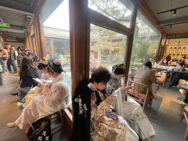 日坛公园旁，藏着一座“青松别院” 在锦鲤池边，吃老北京的漂亮饭