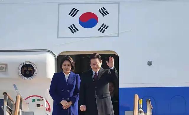 零下北京	，她光腿穿大衣！韩国第一夫人访华首秀，手挽李在明幸福