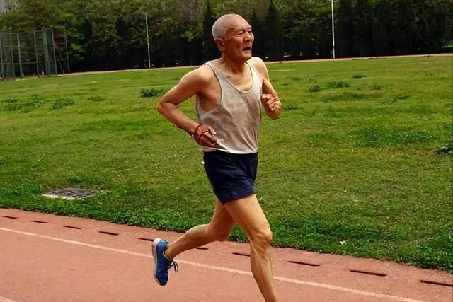 每天坚持跑5公里，饮食不变，一个月能瘦多少斤？不妨简单算一下