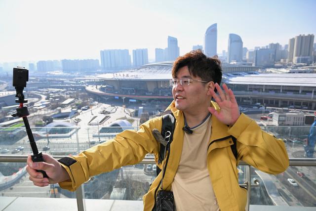 来“网红打卡地” 感受乌鲁木齐城市魅力