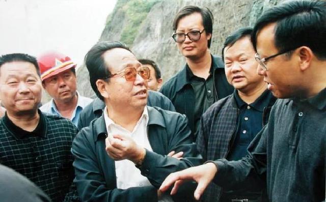 他是原湖南省委书记，坦言自己没有背景，说：湖南人有三个不能忘