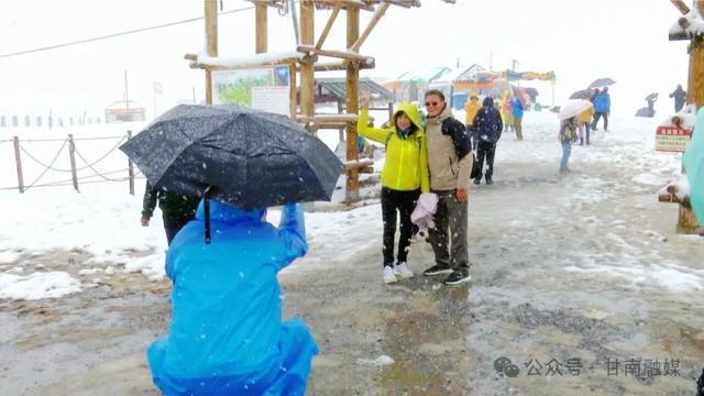 八月飞雪！扎尕那那黑卡银装素裹引人入胜