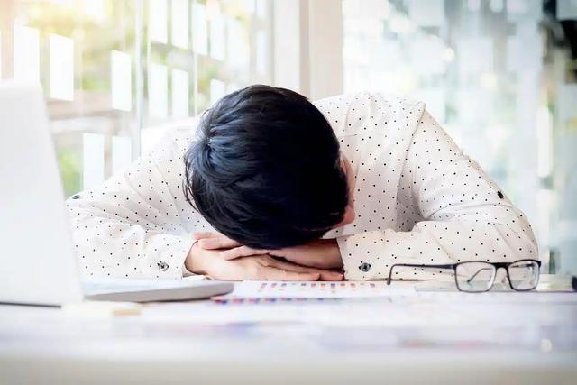 午睡半小时是错的？医生建议：不想早早进医院，天热午睡记住3点