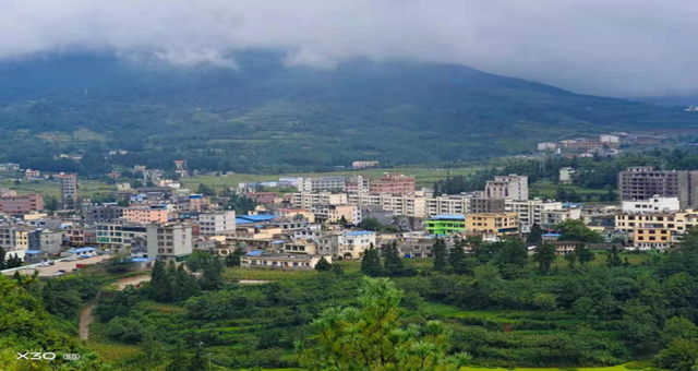 乡游黔中 · 盘州市 莫西里社区丨当云海漫过高原，彝寨烟火遇清凉