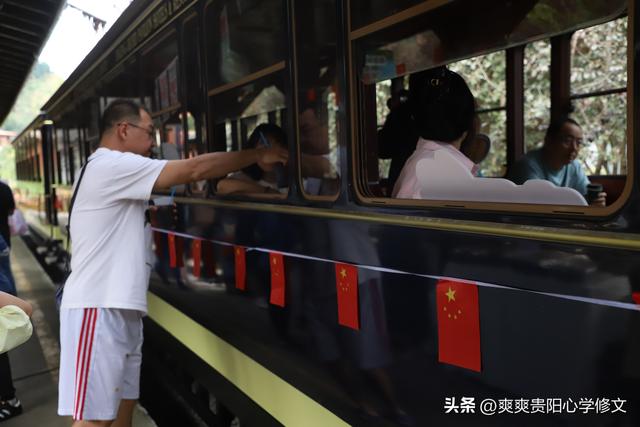 修文县桃源河景区宠游客推出赠送活动：乘坐小火车品咖啡 沿途赏美景寻宝采摘