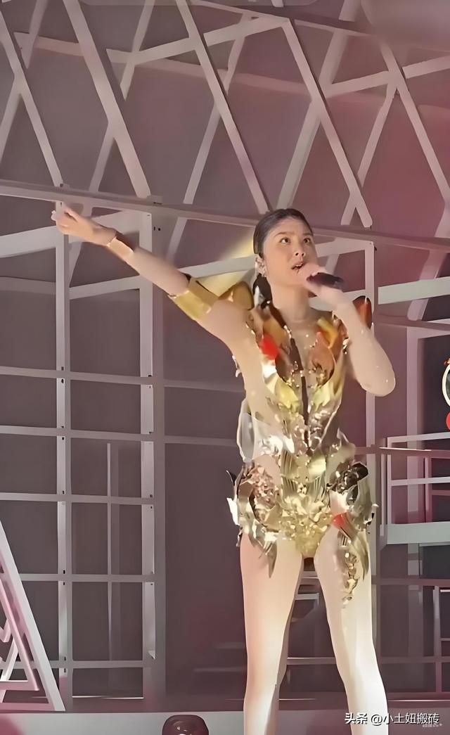 陈慧琳演唱会穿三角裤衩，五十多了合适吗？人老心不老