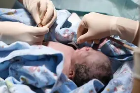 “踩生”不是迷信？研究解释：第一个抱孩子的人，影响有多大？图片