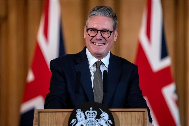 拒印工签、留富豪不慌，斯塔默的英国移民政策藏多少矛盾？
