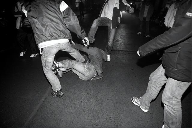 杀人凶手凭空消失，警方追凶20年后才知，他藏在“最安全的地方”