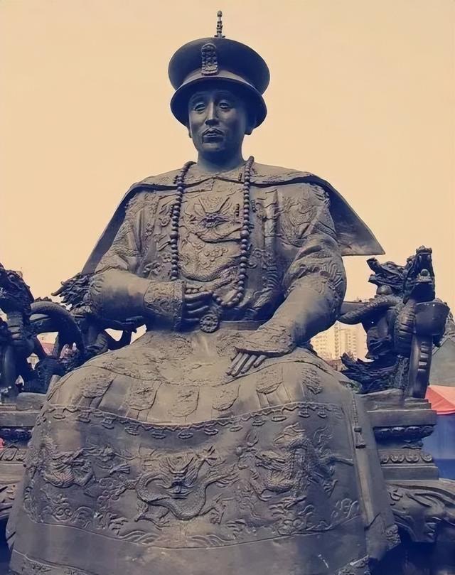2005年沈阳，皇寺广场上的清十二帝像