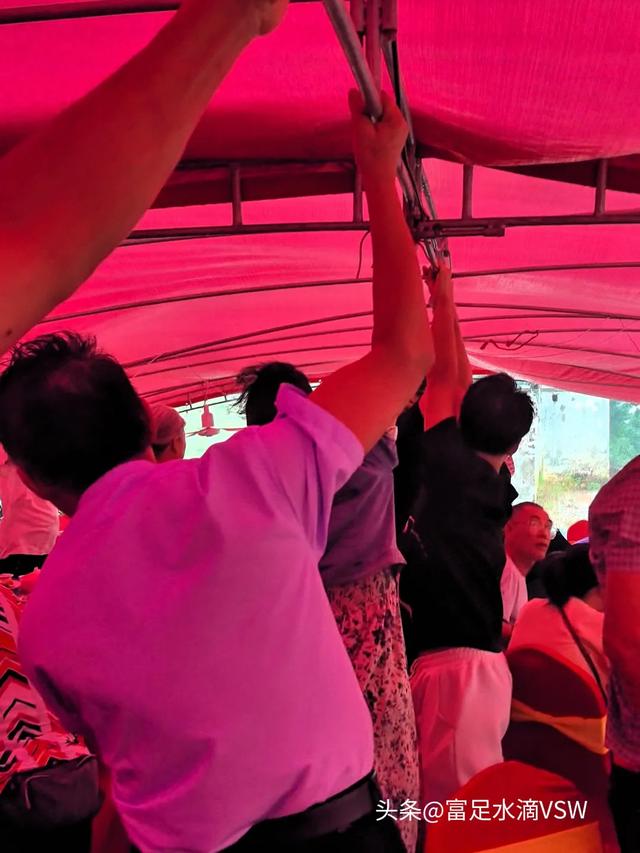 广东台风天办酒席名场面：龙虾泡成汤，“风雨同舟”的顶配！