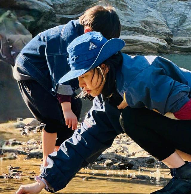 白百何前夫约会被拍，陈羽凡都50了依旧是潮男，女友像黏人小媳妇