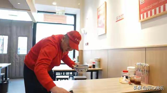 北京一拉面馆因“标语”走红	，让我意识到，西贝到底有多落后