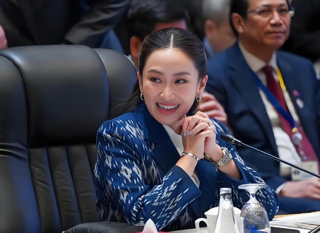 4比2，泰国最新民调出炉，佩通坦想官复原职，中方说了句公道话