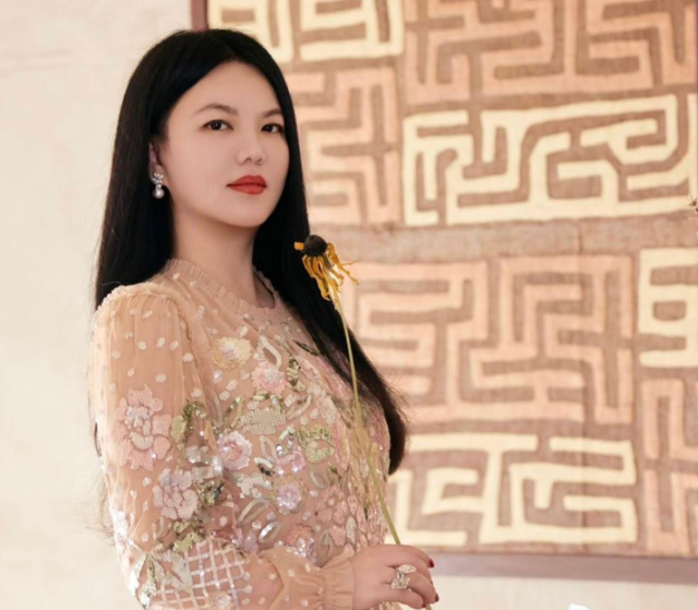 李湘风波再发酵！家境被扒底朝天	，父母身份曝光，原来何炅没说错