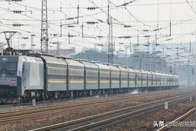 K359次列车由银川开往上海，沿青铜峡、中卫、固原、陇县方向行驶图片