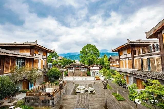 藏在秋日里的芦山漫游指南