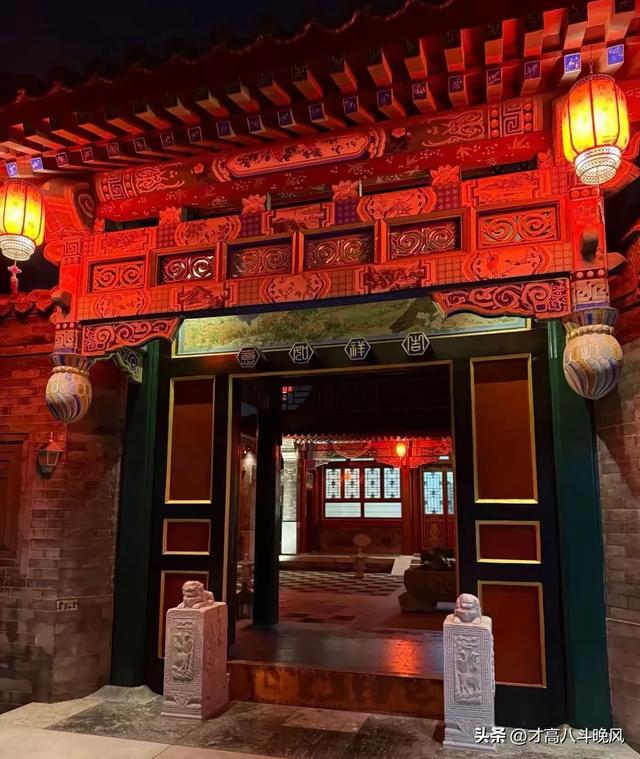 李湘的女儿王诗龄在自家北京小院拍照，配这个色调看上去有点吓人