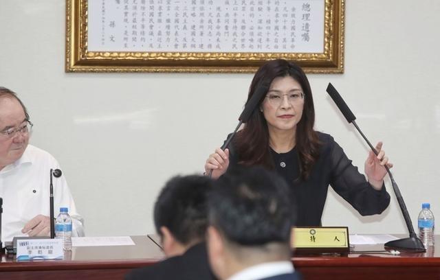 何鹰鹭宣布退出国民党，很多人都在怪郑丽文，其实是误会她了！