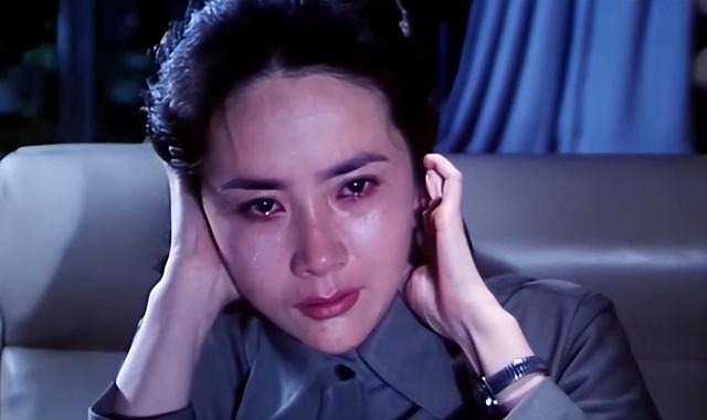 她是央视春晚主持人，吞300片安眠药自杀未遂，抢救7天救回小命
