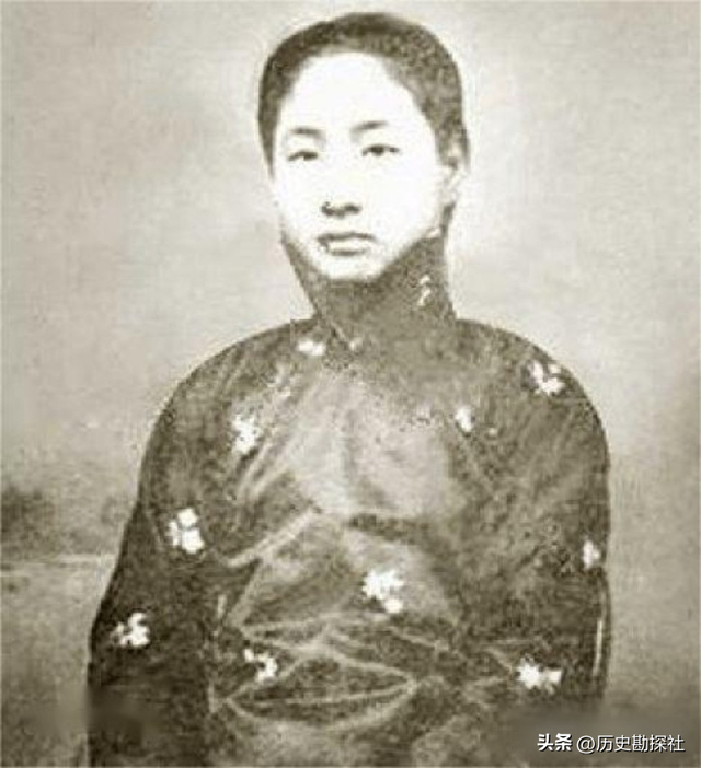 这是袁世凯五姨太的真实样貌，头发稀疏并不貌美，但备受宠爱