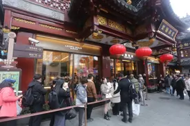 消费者排队7小时进店！有“黄牛”一天能接上百单！“黄金界爱马仕”卖爆了图片