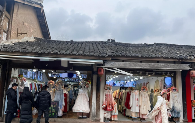 99%古镇长一个样，小吃纪念品全相同，老街失去原有灵魂无人问津