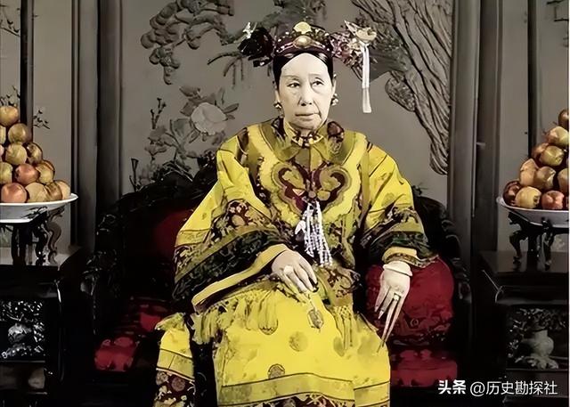 袁世凯的真实老照片：穿龙袍坐龙椅接受朝拜，姨太太确实漂亮！
