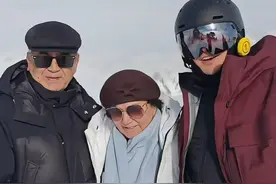 尼格买提情人节带父母滑雪，爸爸80岁还能爬山，一家三口长太像了图片