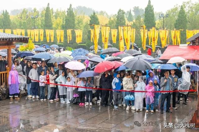 秋雨无阻思乡人洪洞大槐树景区国庆雨中演出互动显温情
