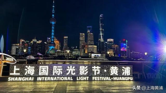 谁懂啊！盲盒开到外滩南京路，超大号暖萌“星星人”已经占领“C位”，粉丝游客从五湖四海赶来！