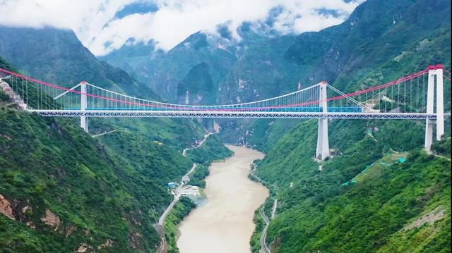来丽江虎跳峡！看江心巨石迎惊涛，在雄奇山水间解锁心灵震撼