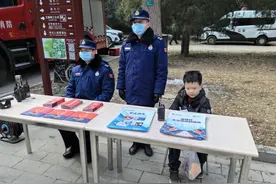 地坛庙会暖心一幕，老人将孩子“寄存”消防宣传点图片