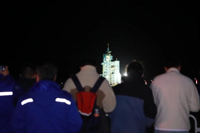 神舟二十一额济纳冲天！航天爱好者与各族群众共襄盛举