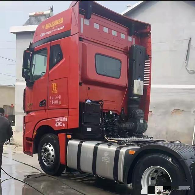 帮过无数卡友	，却救不了自己！网红女司机永远停在新疆风雪中…