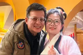 63岁黄日华在四川，深夜去吃火锅，被女粉丝包围，在店里引发骚动图片